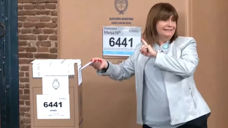Patricia Bullrich fue la última candidata presidencial en emitir su voto.