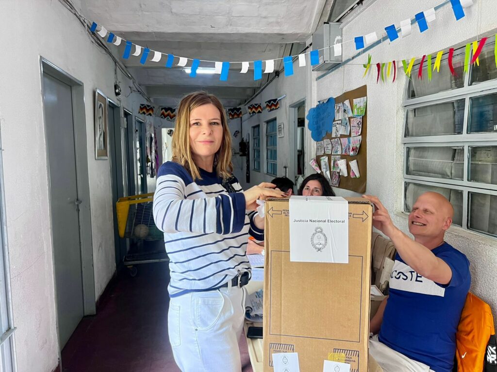 Florencia Saintout votó en La Plata.