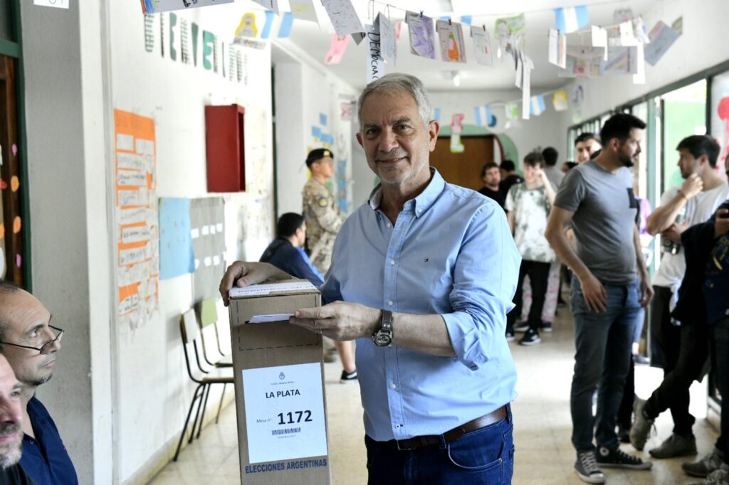 El candidato a intendente de La Plata de Unión por la Patria ya emitió su voto. 