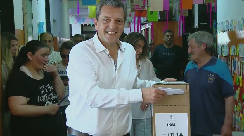 El ministro de Economía y candidato presidencial, Massa, votó en Tigre acompañado por su esposa.
