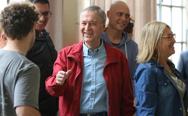 El gobernador de Córdoba emitió su voto en el Instituto Domingo Savio de la ciudad capital.