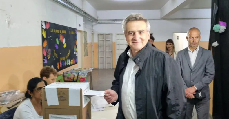 El compañero de fórmula de Sergio Massa, Agustín Rossi, votó en Rosario.