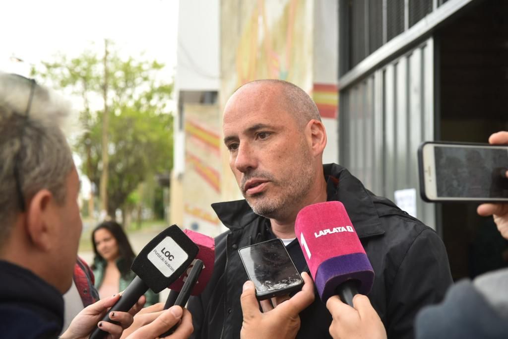 El candidato a Senador de Juntos por el Cambio votó en una escuela de Tolosa. 