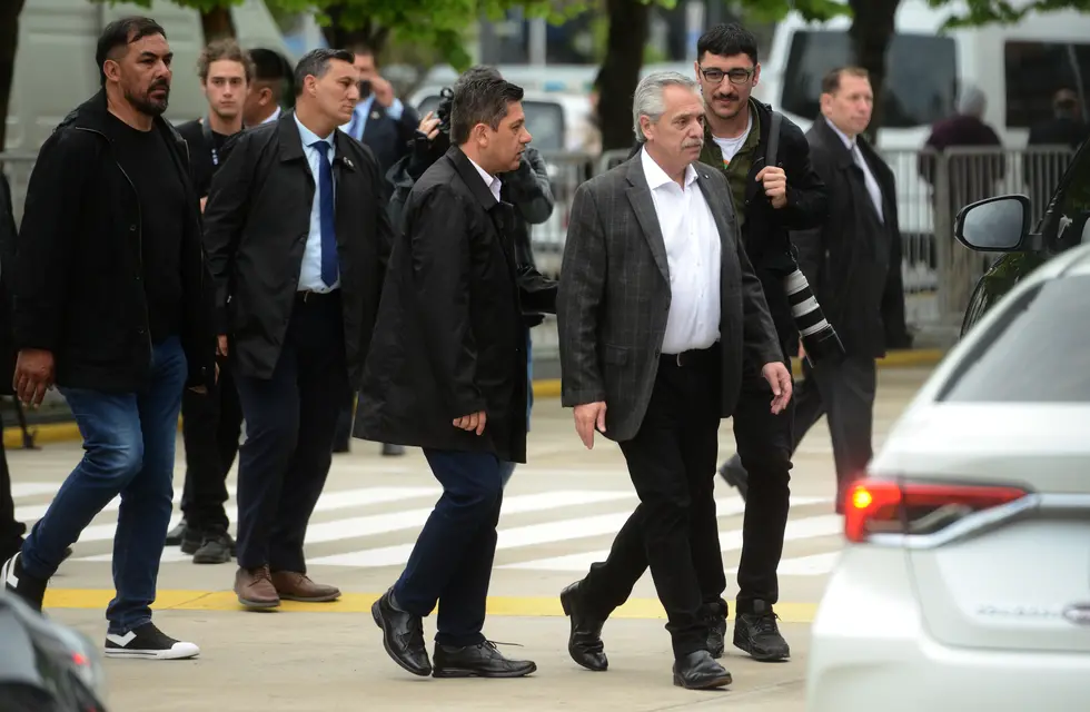 El Presidente, mientras arribaba a su lugar de votación.
