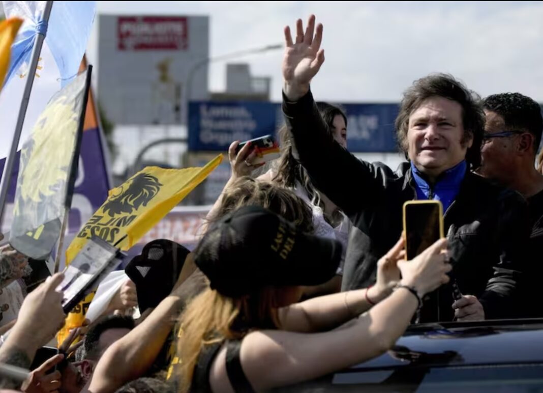 El candidato a presidente de La Libertad Avanza, Javier Milei, llevó su caravana “anti-casta” a Lomas de Zamora, tierras de Martín Insaurralde.