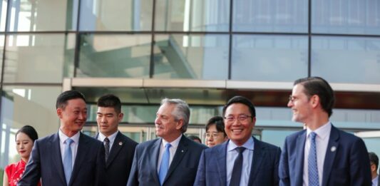 El presidente Alberto Fernández aprovechó el último viaje de su gestión para reunirse con empresas chinas de litio y con el alcalde de la ciudad de Shanghái.