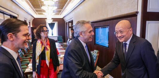 Alberto Fernández se reunió con representantes de empresas chinas con la meta de potenciar el desarrollo de la industrialización del litio.