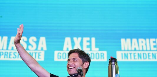 El gobernador bonaerense, Axel Kicillof, advirtió que en estas elecciones los argentinos se juegan “los próximos 15 o 20 años”. Palitos para Milei y Bullrich.