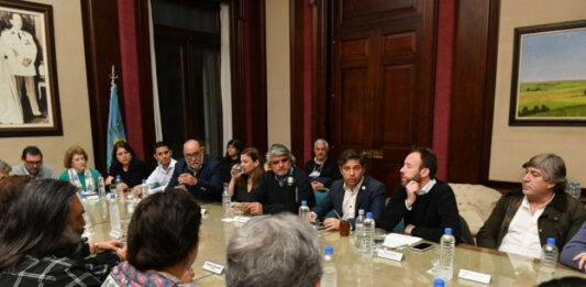 Tras los reclamos por la subida del dólar blue a $1000, el gobernador Axel Kicillof recibe este miércoles a los docentes y estatales bonaerenses para rediscutir paritarias.