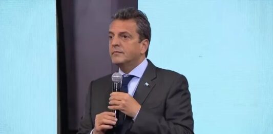 El ministro de Economía y candidato del oficialismo, Sergio Massa, aseguró que quienes lo acusan de kirchnerista lo hacen porque "tienen fracasos en la espalda".