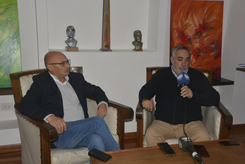 Miguel Fernández fue recibido por el intendente de Balcarce Esteban Reino. 