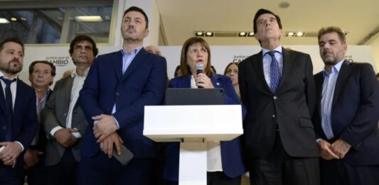 La candidata de JxC, Patricia Bullrich, culpó este martes en una conferencia de prensa al Gobierno Nacional y Javier Milei por la disparada del dólar blue.