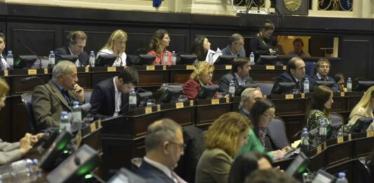 Legisladores de Juntos manifestaron su preocupación por la suba del dólar blue y calificaron a Massa y Milei como "dos irresponsables".