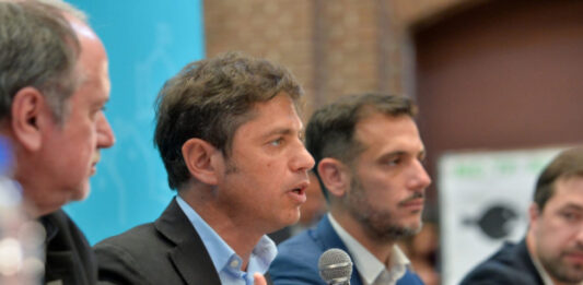 El gobernador bonaerense, Axel Kicillof, se refirió a la violenta suba del dólar blue de este martes, y cuestionó a Milei por criticar el peso argentino.