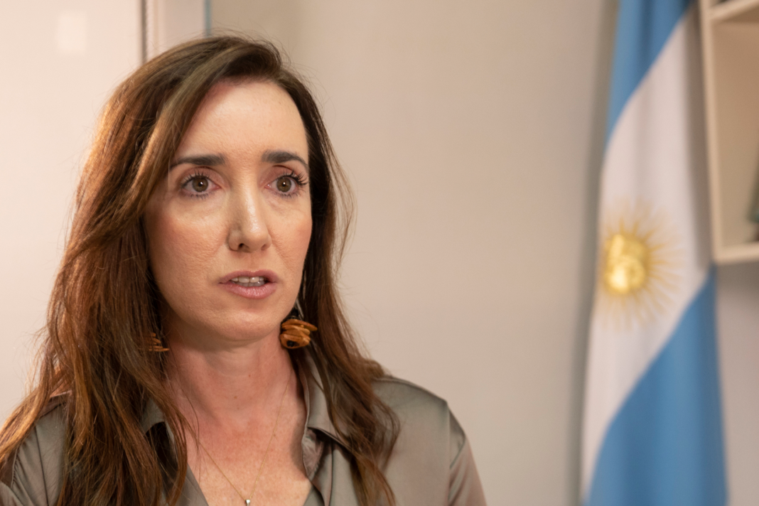 La candidata a vicepresidenta de La Libertad Avanza, Victoria Villarruel, rechazó la idea de romper relaciones con el Vaticano y el proyecto de renunciar a la paternidad.