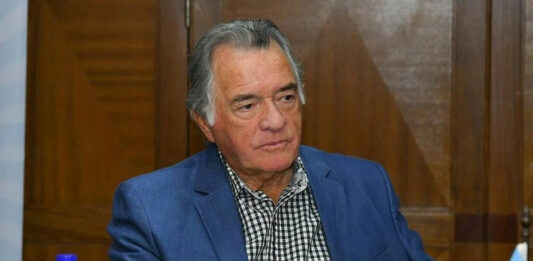 Luis Barrionuevo advirtió que habla con Milei sobre la posibilidad de que los sindicatos se hagan cargo de pagarle a los afiliados que pierden el trabajo.