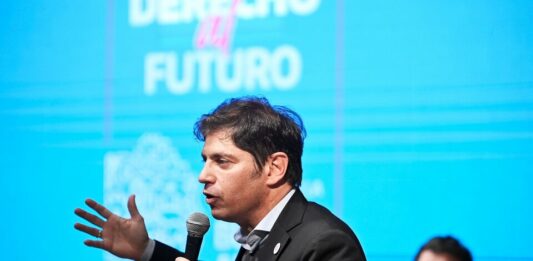 El gobernador bonaerense Axel Kicillof, cierra una nueva jornada sobre "Derecho al Futuro" en la Facultad de Periodismo y Comunicación Social de la UNLP.