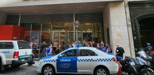 Aduana allanó 18 bancos en la city porteña por la fuga de USD 400 millones a Delaware.