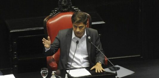 Axel Kicillof se mostró predispuesto a evaluar el proyecto del senador de Juntos, Marcelo Daletto, que busca unificar la Legislatura bonaerense.
