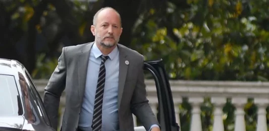 Tras la polémica por su viaje a Marbella, Martín Insaurralde renunció a su candidatura a concejal en Lomas de Zamora.
