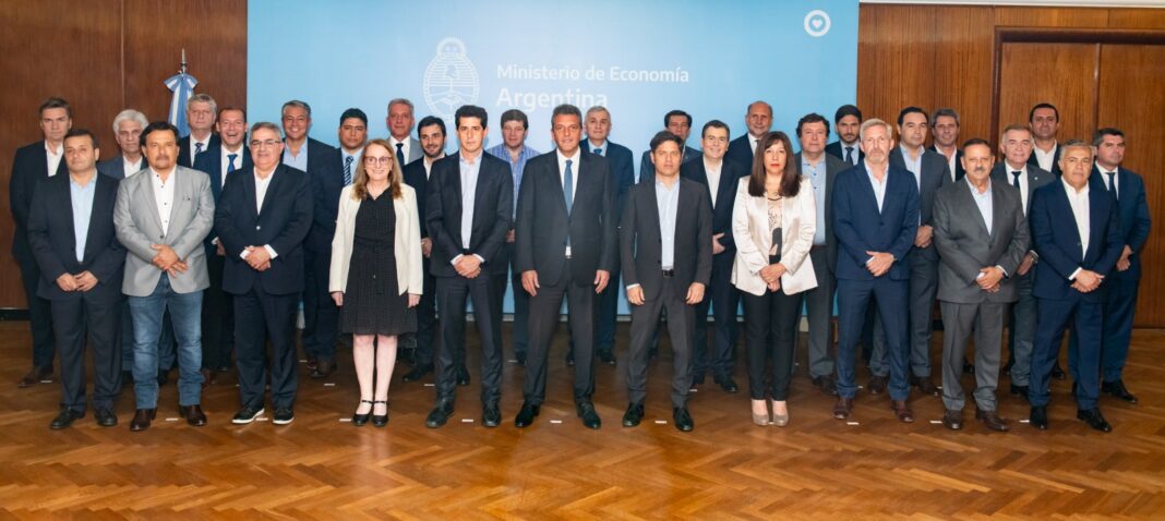 El ministro de Economía saliente, Sergio Massa, se reunió este miércoles con Gobernadores y garantizó los fondos para pagar aguinaldos y sueldos de diciembre.