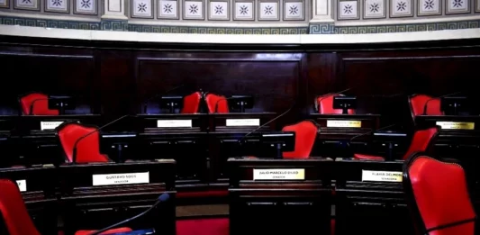 Siguen las negociaciones entre los intendentes de Juntos y la gestión de Kicillof por el proyecto de endeudamiento en el Senado bonaerense.