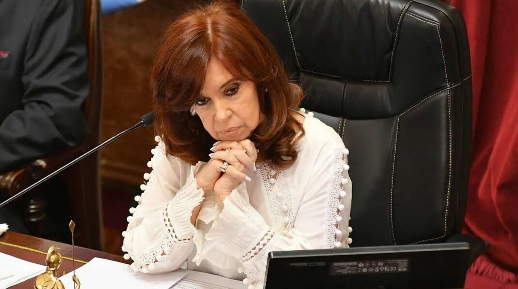 Con una votación dividida, la Justicia revocó el sobreseimiento a Cristina Kirchner en la causa conocida como “ruta del dinero K”.