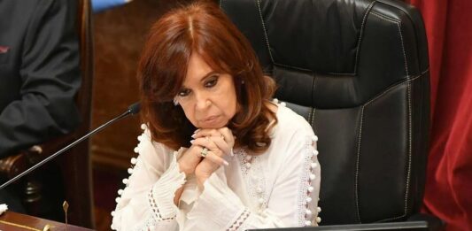 Con una votación dividida, la Justicia revocó el sobreseimiento a Cristina Kirchner en la causa conocida como “ruta del dinero K”.