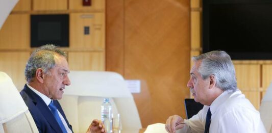 Alberto Fernández se mostró enojado con Scioli por la posibilidad de que siga en su cargo como embajador en Brasil en el Gobierno de Milei.
