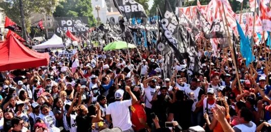 Piqueteros movilizan por las promesas incumplidas de Tolosa Paz y se preparan para marchar contra el ajuste de Milei.