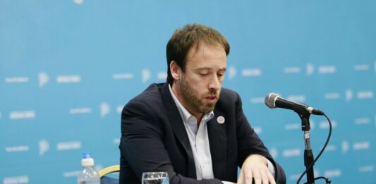 Un ministro bonaerense advirtió que la motosierra que aplicó Milei en la economía hizo que la Provincia pierda $1 billón en el primer cuatrimestre.