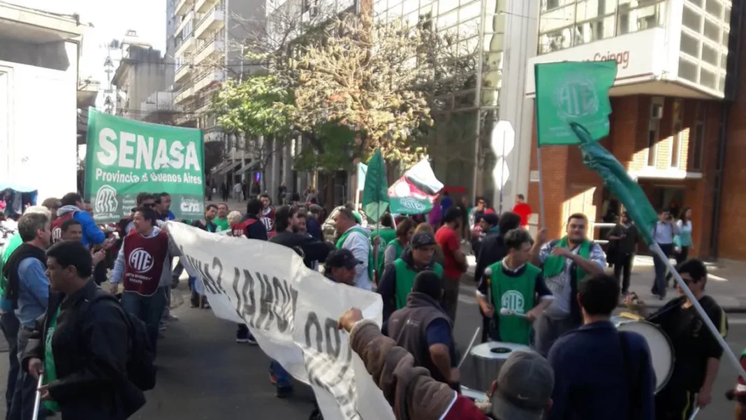 ATE lanza un paro de 72 horas en el SENASA por la eventual aprobación de la ley ómnibus, la cual será debatida en la Cámara de Diputados el próximo lunes. Todos los detalles.
