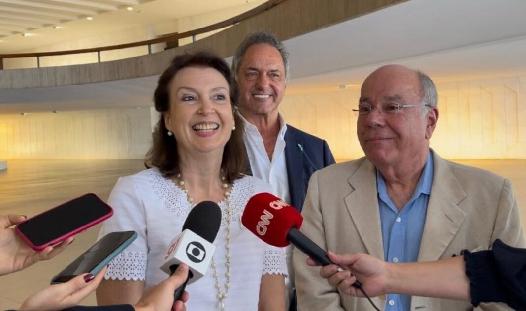 Mondino dijo que Scioli y otros embajadores continuarán en funciones después del 10 de diciembre porque todavía tienen que buscar a sus sucesores.