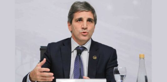 El eventual ministro de Economía de Milei, Luis “Toto” Caputo, adelantó que implementará una hoja de ruta muy ortodoxa y “sin sorpresas".