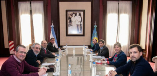 Ante el inminente freno de la obra pública anunciada por Javier Milei, el gobernador bonaerense, Axel Kicillof, recibió a intendentes radicales.