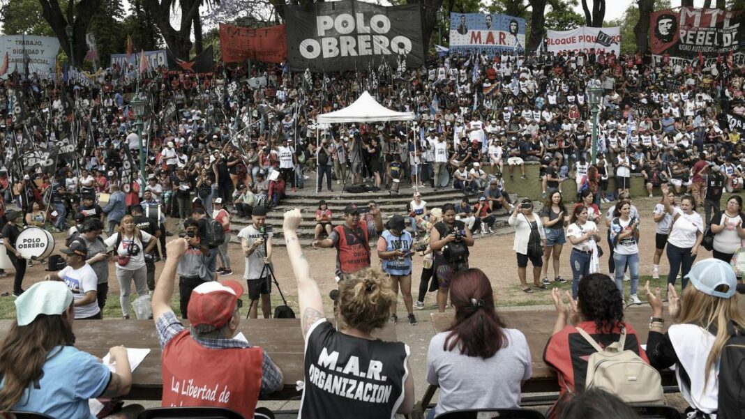 Más de 30 organizaciones sociales participaron del plenario piquetero y resolvieron marchar contra el ajuste anunciado por Milei.