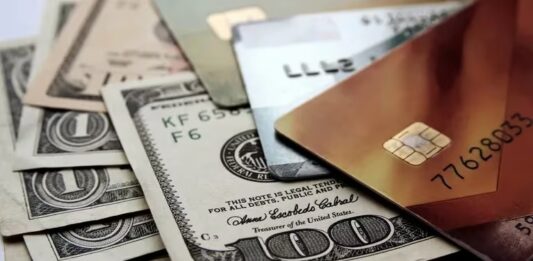 La AFIP estableció un aumento en los impuestos sobre el dólar que está sujetos a la percepción a cuenta de Ganancias y Bienes Personales .