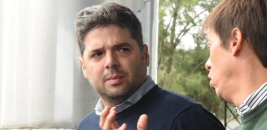 Facundo Albini y su padre, Claudio Albini, continuarán en prisión preventiva por el escándalo de las tarjetas de débito de la Legislatura bonaerense.