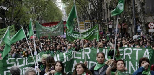 La diputada bonaerense del FIT-U, Laura Cano, cuestionó la propuesta de La Libertad Avanza de derogar la ley de aborto legal.
