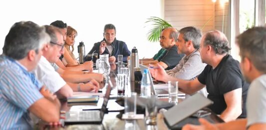 El excandidato presidencial del oficialismo, Sergio Massa, anunció que seguirá en el Ministerio de Economía y organizó un equipo para la transición.