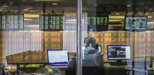 Tras el triunfo de Milei, suben las acciones de empresas argentinas en Wall Street de YPF. Qué dicen los especialistas.