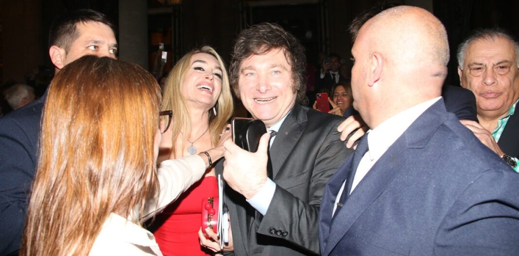 El candidato a presidente de LLA, Javier Milei, fue al Teatro Colón con Fátima Flores a ver la ópera Madama Butterfly y fue abucheado.