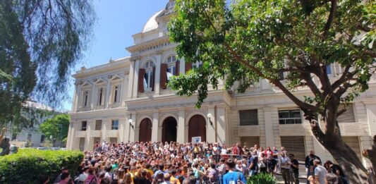 Vale destacar que, de la sesión también participó la presidenta de la Federación Universitaria Argentina, Piera Fernández, que anticipó la convocatoria a una nueva marcha federal universitaria en caso de que el Gobierno Nacional vete la Ley de Financiamiento Universitario, tal como se ha anticipado.