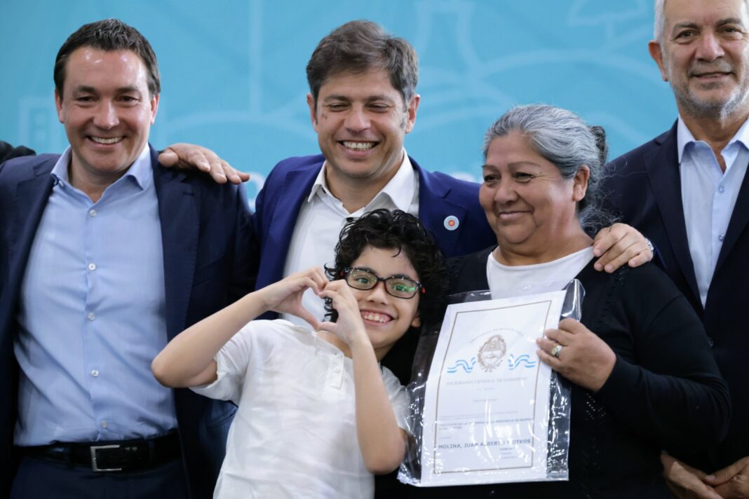 El gobernador bonaerense, Axel Kicillof, entregó este jueves 559 titulos de propiedad en Florencio Varela, en el marco del programa 