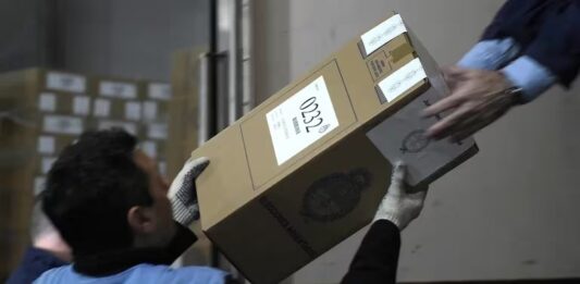 Tras un reclamo por “irregularidades previas”, la Justicia Electoral accedió a que La Libertad Avanza acompañe las urnas tras el balotaje.
