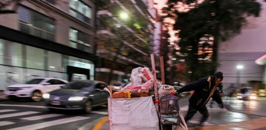 El INDEC indicó que la canasta básica registró en octubre un aumento mensual de 8,1%, mientras que la canasta alimentaria creció 8,6%.