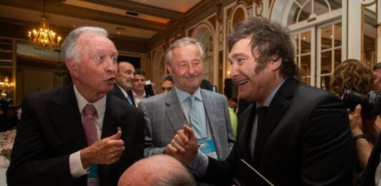 El candidato de LLA, Javier Milei, habló este miércoles ante el circulo rojo de empresarios con un discurso análogo al del fundador del PRO,Mauricio Macri.