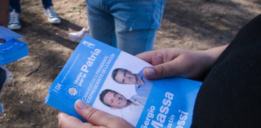 Diputados y senadores bonaerenses de Unión por la Patria, dialogaron con vecinos y salieron a repartir boletas de Massa.