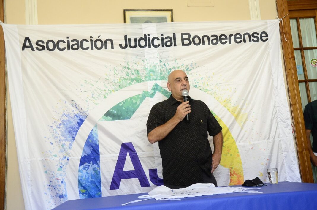 El titular de la AJB, Hugo Russo, habló del impacto negativo de las casi 800 vacantes que tiene la Justicia bonaerense y volvió a reclamar una silla para el gremio en el Consejo de la Magistratura.