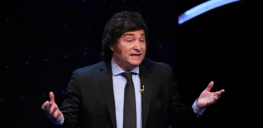Milei denunció que la organización del debate presidencial intentó desfavorecerlo.